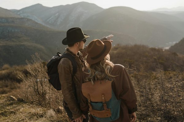 How can you take advantage of free attractions in London to enjoy a budget-friendly vacation?